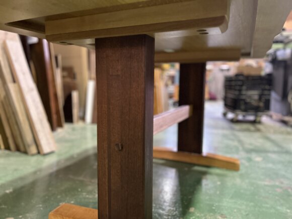 ネジはマグネット付きの木製パーツで隠せます