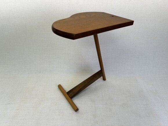 ナイトテーブルも