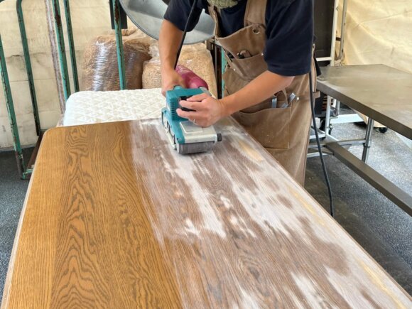 デスク天板は表面を研磨し