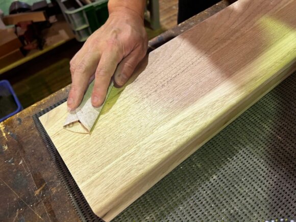 カットなどの工程を経て研磨し仕上げていきます