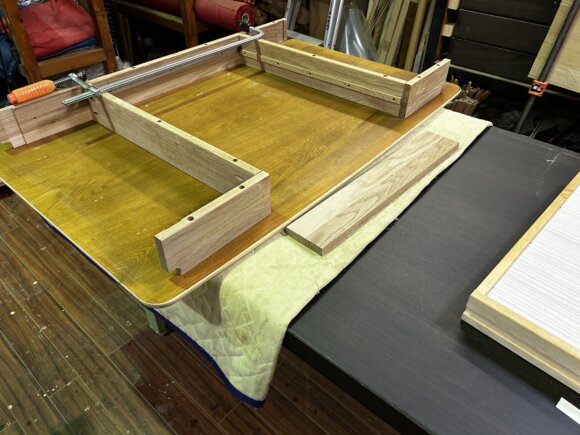 引出しと脚を取り付け