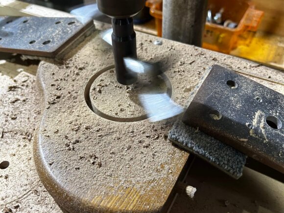 中央に窓を空けて