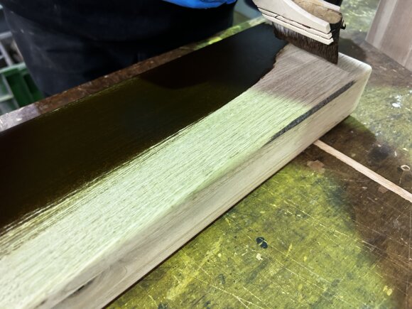 お客様の希望で支柱だけ濃い目の色に塗装します