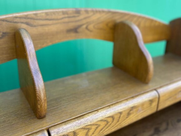 本棚の仕切りのやさしい形はそのまま生かします